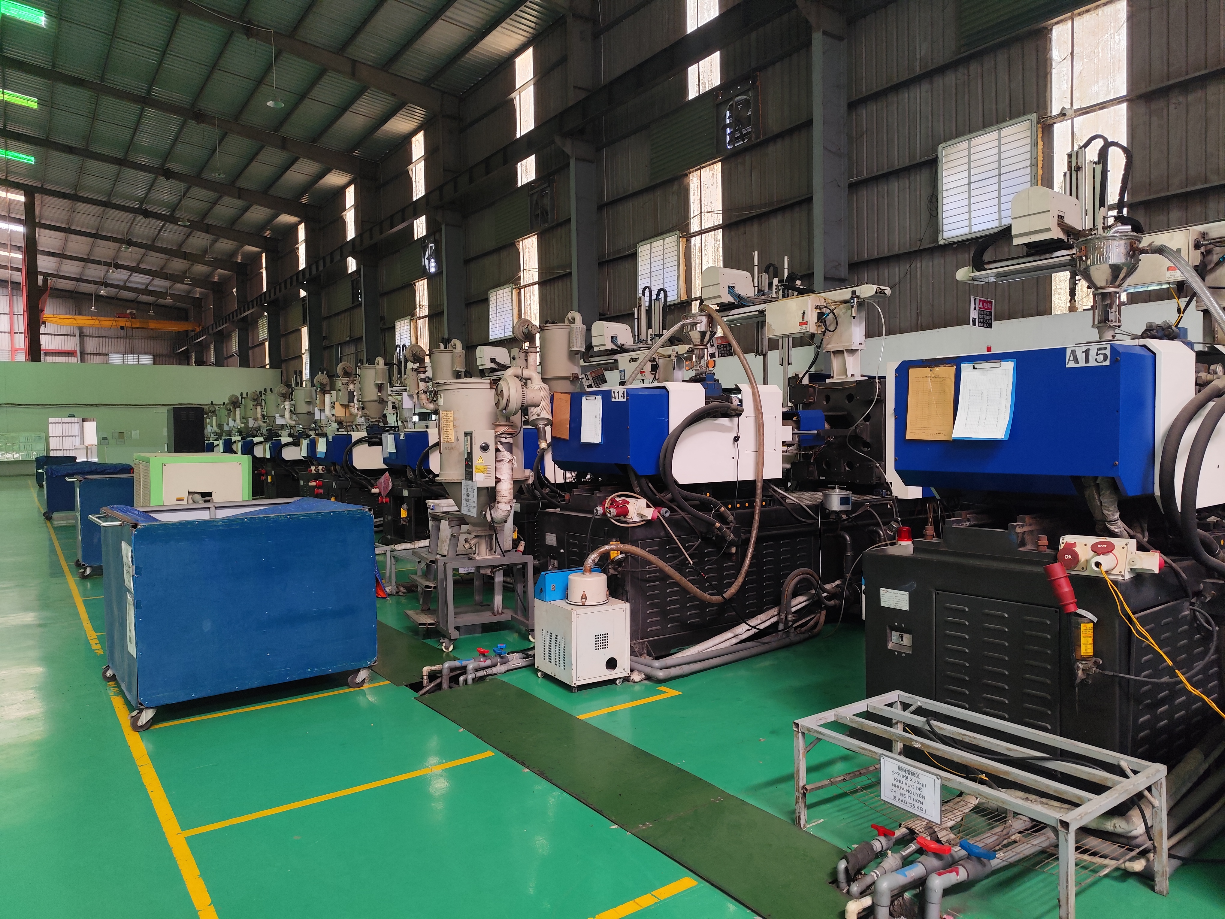 Plastic injection molding machine (5).jpg